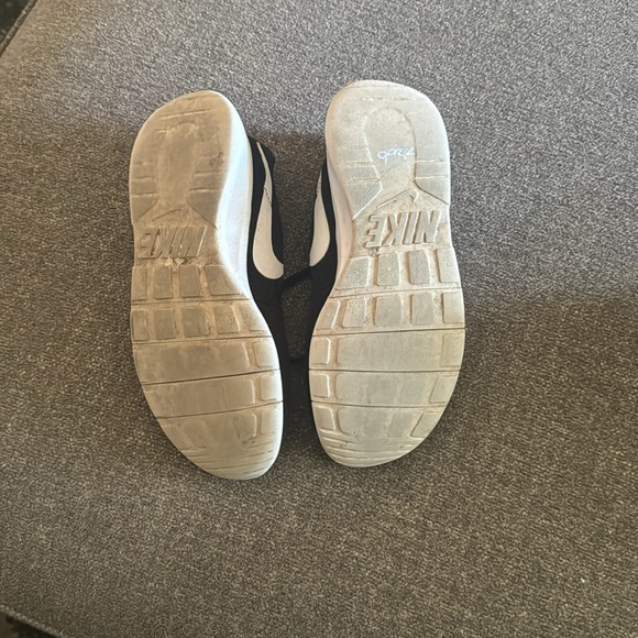 Nike Running Shoes size 6 black with white stripe - Picture 6 of 6